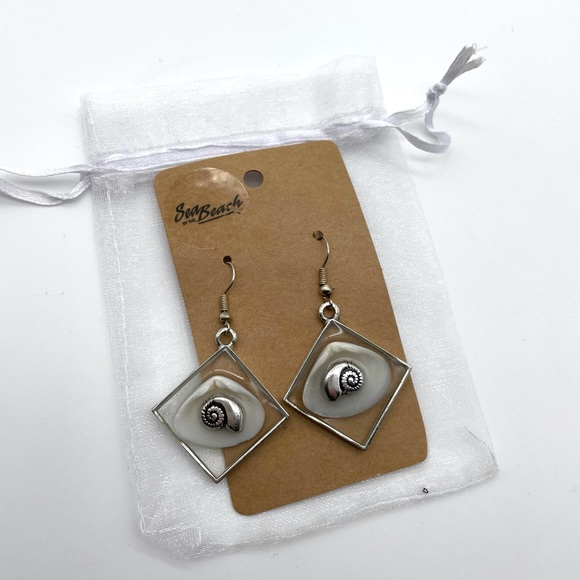 ⭐️ Beach Shell Earrings - Picture 2 of 3